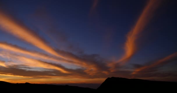 壮观的红色日落或日出在山剪影 全景风景以颜色戏剧性云彩 活跃橙色太阳设置上升 — 图库视频影像