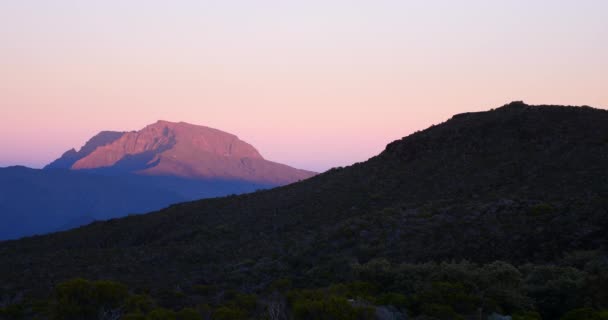 Κόκκινο Ηλιοβασίλεμα Ανατολή Ηλίου Πάνω Από Βουνά Σιλουέτα Πανοραμικό Τοπίο — Αρχείο Βίντεο