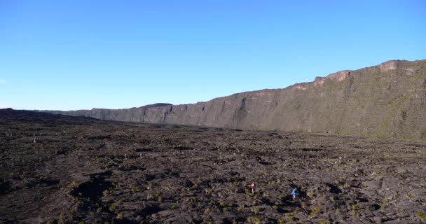 Dramatische Oberfläche Vulkankrater Schwarze Landschaft Und Vegetation Wiedervereinigung Inaktive Ruhige — Stockvideo