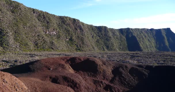 Dramático Cráter Volcánico Superficie Paisaje Negro Reunión Vegetación Isla Tropical — Vídeo de stock