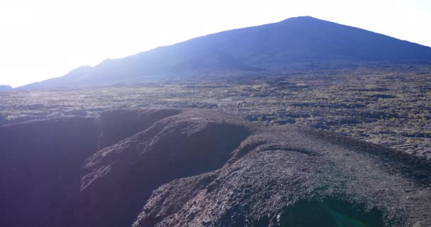 Dramatische Oberfläche Vulkankrater Schwarze Landschaft Und Vegetation Wiedervereinigung Inaktive Ruhige — Stockvideo