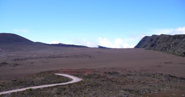 劇的な表面火山クレーター 黒い風景や植生の再会 アクティブでない穏やかな溶岩と熱帯の島 — ストック動画