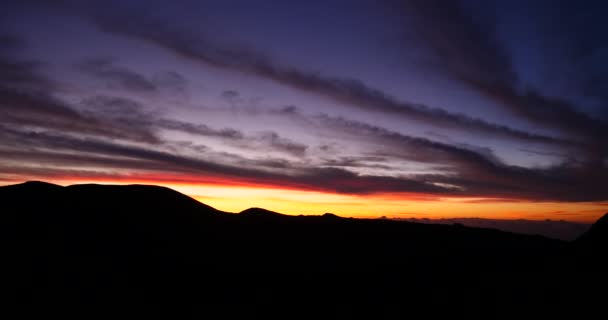 Şaşırtıcı Kırmızı Günbatımı Veya Gündoğumu Dağlar Siluet Panoramik Manzara Renkler — Stok video