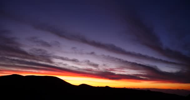 Incrível Pôr Sol Vermelho Nascer Sol Sobre Silhueta Das Montanhas — Vídeo de Stock