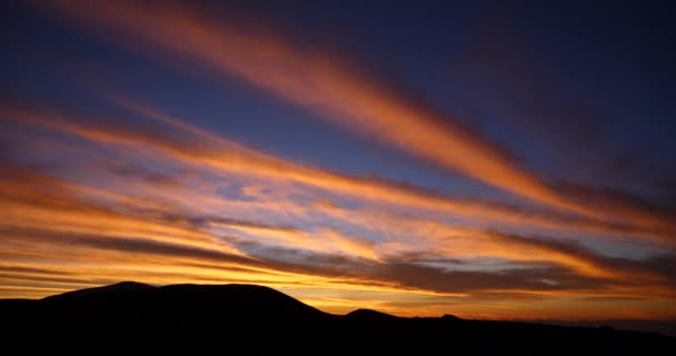 Sorprendente Tramonto Rosso Alba Sulle Montagne Silhouette Paesaggio Panoramico Con — Video Stock