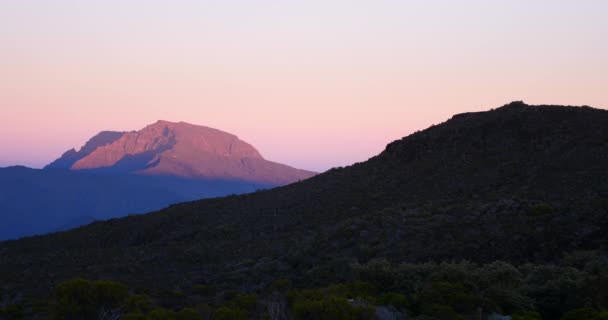 壮观的红色日落或日出在山剪影 全景风景以颜色戏剧性云彩 活跃橙色太阳设置上升 — 图库视频影像