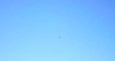 gökyüzünde uçan helikopter