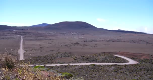 劇的な表面火山クレーター 黒い風景や植生の再会 アクティブでない穏やかな溶岩と熱帯の島 — ストック動画