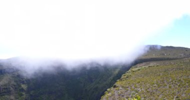 hızlı hareketli bulutlar şaşırtıcı manzara arka planda puslu, büyük büyük dağ arka plan üzerinde dağlar tropikal bitki örtüsü,