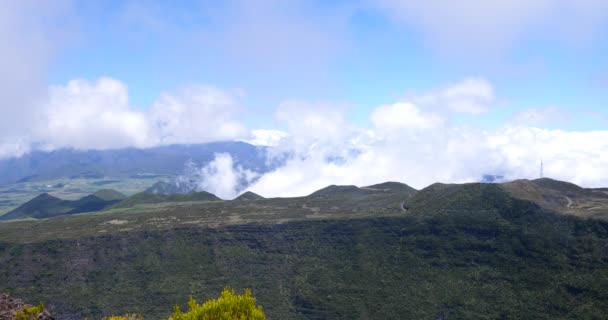 Быстро Движущиеся Облака Над Горами Тропической Растительности Удивительные Пейзажи Туманном — стоковое видео