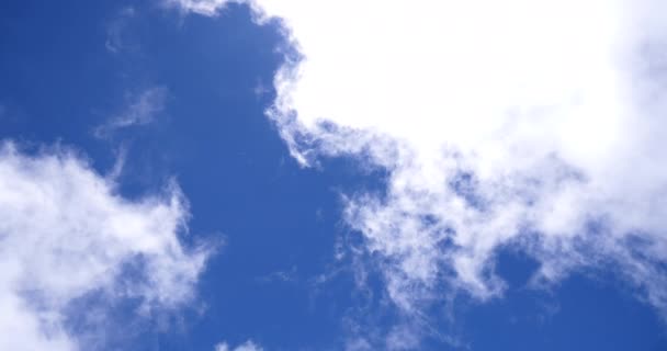 快速移动的云彩时间越过蓝色明亮的天空 天气真实的时间 — 图库视频影像