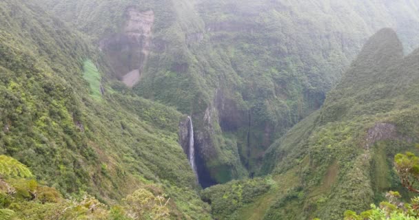 瀑布在热带自然景观 自然资源的力量 纯绿色能源 美丽的野生环境强大 水瀑布级联在国家公园 保护区 偏远的地方在野蛮的山脉 — 图库视频影像