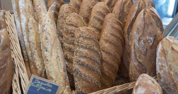 Brood Gebak Groot Assortiment Bakkerij Planken Met Vers Gebakken Knapperig — Stockvideo