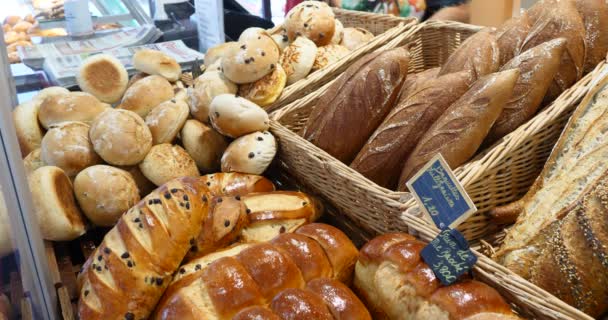 Ψωμιά Και Αρτοποιήματα Μεγάλη Ποικιλία Αρτοποιείο Ράφια Φρέσκα Ψημένο Τραγανό — Αρχείο Βίντεο