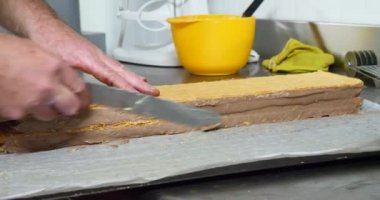 hamur işleri ve pastalar fırın mutfak, profesyonel iş ev yapımı tatlılar krem boru ve çikolata sosu şekerli dekorasyon baker güzel aperatifler sağlıksız yiyecek muamelesi yapıyor. 