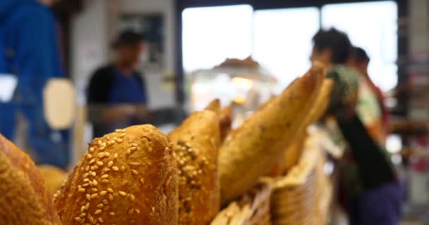 Trabajador Anónimo Sirviendo Panadería — Vídeos de Stock