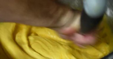 Hamur Ekmek pişirme sırasında çırpma teli ile un malzemeyi karıştırma 