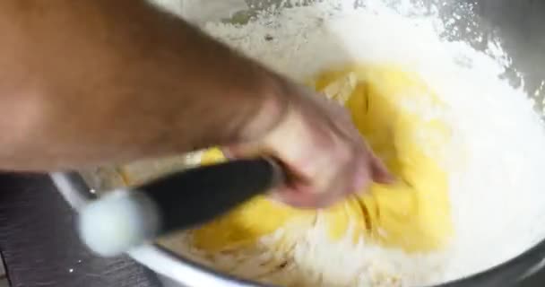 Mezcla Ingredientes Harina Con Batidor Mientras Cocina Masa Panadería — Vídeo de stock