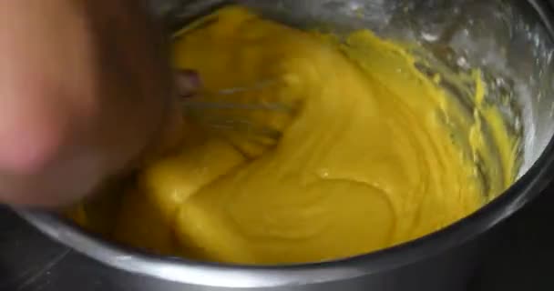 빵집에 반죽을 밀가루 재료를 — 비디오
