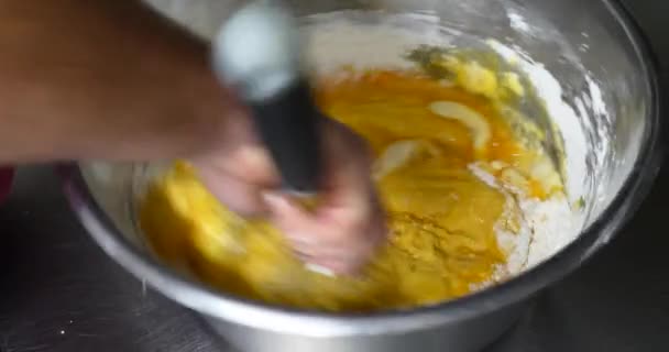 Mischen Von Mehl Zutaten Mit Schneebesen Beim Kochen Von Teig — Stockvideo