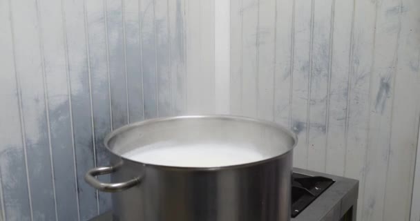 Leche Hirviendo Una Olla Una Estufa Gas — Vídeos de Stock