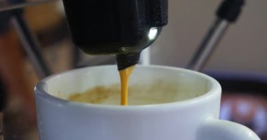 kahve makinesi servis espresso fincan, taze sabah sıcak içecek, yüksek kalitede İtalyanca Fransız profesyonel kahve makinesi ile yapılmış bir kahve Kupası porselen düşüyor.