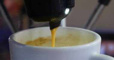 kahve makinesi servis espresso fincan, taze sabah sıcak içecek, yüksek kalitede İtalyanca Fransız profesyonel kahve makinesi ile yapılmış bir kahve Kupası porselen düşüyor.