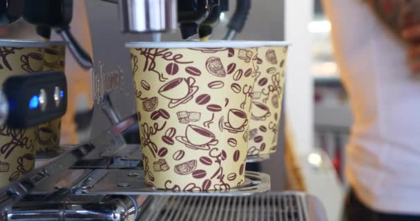 带走咖啡专业的机器 商店的咖啡杯 新鲜的最高品质的意大利法式热饮料 — 图库视频影像
