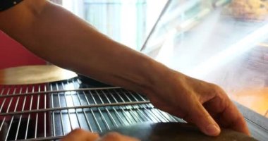 fırıncı fırıncılık penceresinde müşteri seçimi için hamur işleri ürünlerini. Çörek, kek, kurabiye, kek. Çeşitli Şarküteri ev yapımı taze tatlı tatlı yelpazesi. 