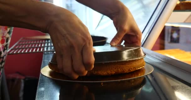 Baker Visar Bakverk Produkter Bageri Fönster För Kundval Bullar Kakor — Stockvideo