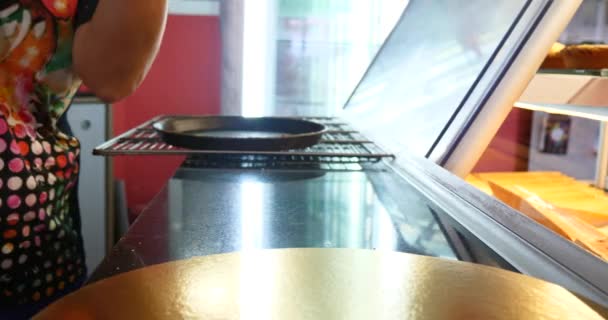 Хлебобулочные Изделия Витрине Пекарни Выбору Клиента Булочки Торты Печенье Кексы — стоковое видео