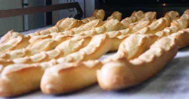 fırıncı ekmek yapma ve endüstriyel fırında pişirme. Organik el yapımı baget geleneksel Fransız tarzı lezzetli altın somun. Bütün tahıl yemek güzel altın gevrek. 