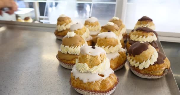 Padeiro Exibindo Produtos Pastelaria Janela Padaria Para Escolha Cliente Buns — Vídeo de Stock