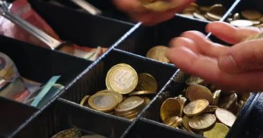 sikke ve para sayma müşteri için işleme iş salonu faturaları vererek kayıt nakit çekmecesi değişikliğinden dağıtımı