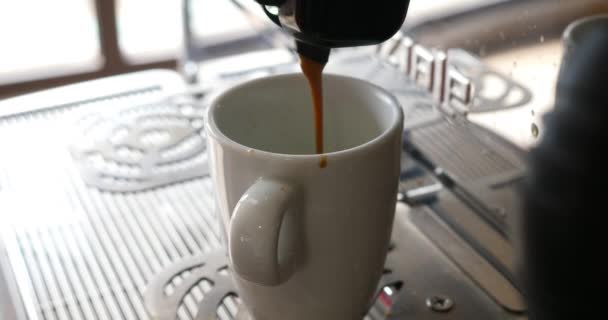 咖啡机供应浓咖啡在杯子 新鲜早晨热的饮料 最优质的意大利法语由专业的咖啡馆制成咖啡杯瓷 — 图库视频影像