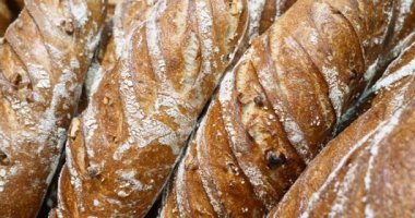 taze yapılmış ekmek ekmek, tam buğday organik somun, güzel lezzetli Fransız tarzı baget el yapımı, altın kahverengi baker görüntülemek Salonu, huysuz ihale taze ev yapımı