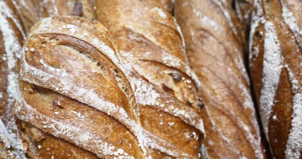 美しいおいしいフランス風バゲット手作り ゴールデン茶色パン 全粒粉有機パン ベーカリーで焼きたてのパンをショップ 無愛想な柔らかい新鮮な自家製の表示します — ストック動画