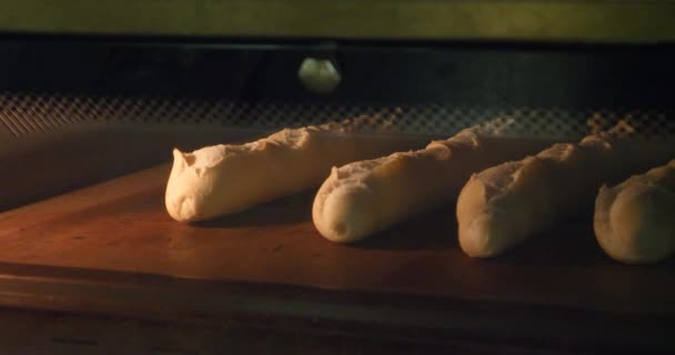 Baker Pečení Vaření Průmyslové Peci Organický Handmade Bageta Tradiční Francouzský — Stock video