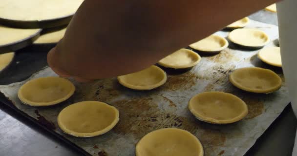 Bäcker Dekoration Von Gebäck Und Kuchen Bäckereiküche Professionelles Geschäft Hausgemachte — Stockvideo