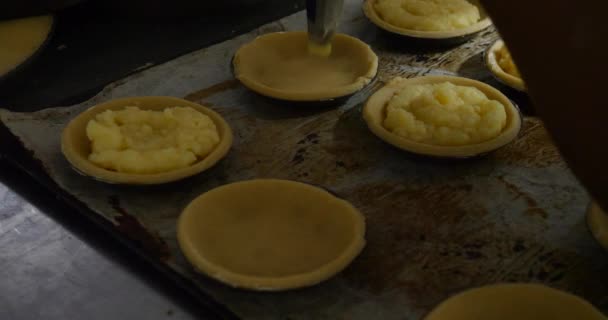 Baker Verfraaien Van Gebakjes Taarten Bakkerij Keuken Professionele Zelfgemaakte Desserts — Stockvideo