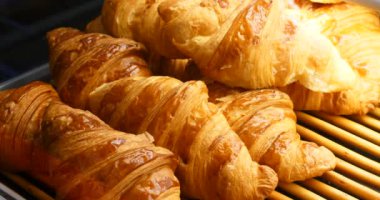 Fransız gevrek kruvasan ürünler, ekranda müşteriler için geleneksel salonu lezzetli sabah kahvaltı choice hamur işleri, ev yapımı ekmek fırında.