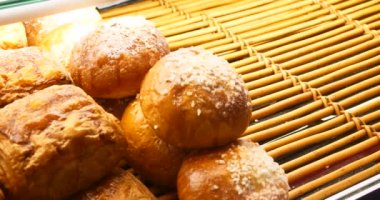 fırıncı fırıncılık penceresinde müşteri seçimi için hamur işleri ürünlerini. Çörek, kek, kurabiye, kek. Çeşitli Şarküteri ev yapımı taze tatlı tatlı yelpazesi.