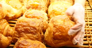 fırıncı fırıncılık penceresinde müşteri seçimi için hamur işleri ürünlerini. Çörek, kek, kurabiye, kek. Çeşitli Şarküteri ev yapımı taze tatlı tatlı yelpazesi.