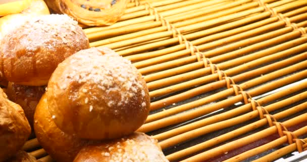 Padeiro Exibindo Produtos Pastelaria Janela Padaria Para Escolha Cliente Buns — Vídeo de Stock