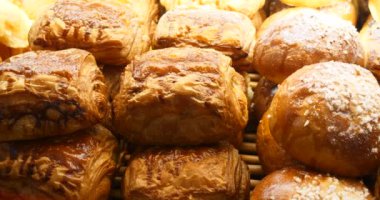 fırıncı fırıncılık penceresinde müşteri seçimi için hamur işleri ürünlerini. Çörek, kek, kurabiye, kek. Çeşitli Şarküteri ev yapımı taze tatlı tatlı yelpazesi.