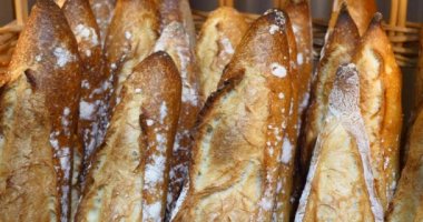taze yapılmış ekmek ekmek, tam buğday organik somun, güzel lezzetli Fransız tarzı baget el yapımı, altın kahverengi baker görüntülemek Salonu, huysuz ihale taze ev yapımı