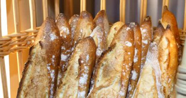 taze yapılmış ekmek ekmek, tam buğday organik somun, güzel lezzetli Fransız tarzı baget el yapımı, altın kahverengi baker görüntülemek Salonu, huysuz ihale taze ev yapımı