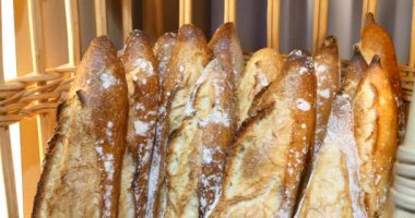 taze yapılmış ekmek ekmek, tam buğday organik somun, güzel lezzetli Fransız tarzı baget el yapımı, altın kahverengi baker görüntülemek Salonu, huysuz ihale taze ev yapımı