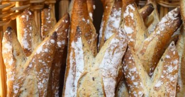 taze yapılmış ekmek ekmek, tam buğday organik somun, güzel lezzetli Fransız tarzı baget el yapımı, altın kahverengi baker görüntülemek Salonu, huysuz ihale taze ev yapımı