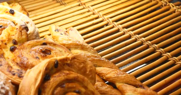 Baker Gebak Producten Weergeven Bakkerij Venster Voor Keuze Van Klant — Stockvideo